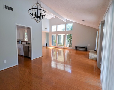 1310 S Kirkwood Road - Photo Thumbnail 4