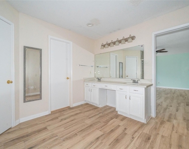 10950 Linden Gate Drive - Photo Thumbnail 14