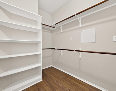 3508 Oakville Drive - Photo Thumbnail 30