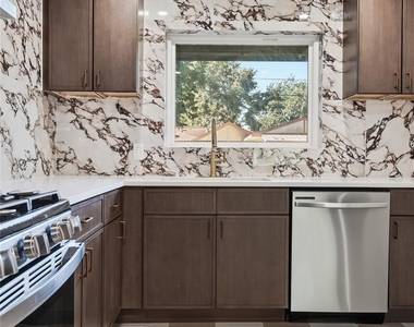 4709 Nina Lee Lane - Photo Thumbnail 9