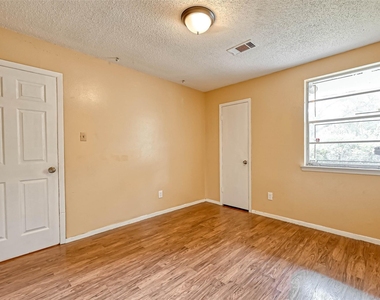 14427 Campden Hill Road - Photo Thumbnail 6