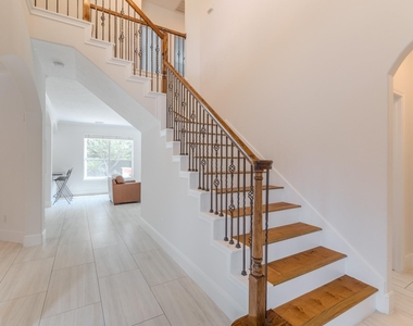 7 Stickley Court - Photo Thumbnail 4