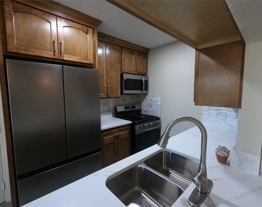 6102 Rietta Street - Photo Thumbnail 3