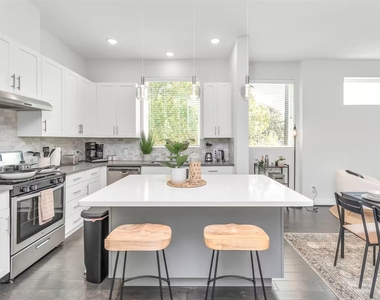 2817 Palm Street - Photo Thumbnail 3