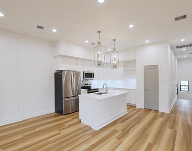 421 E 41st Street - Photo Thumbnail 11