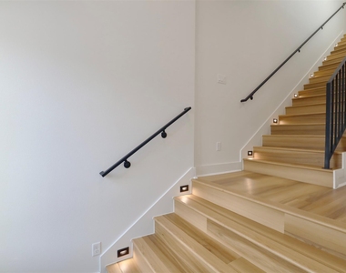 421 E 41st Street - Photo Thumbnail 17