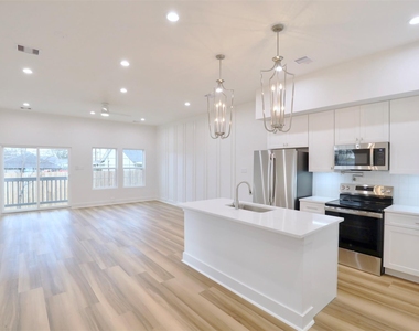 421 E 41st Street - Photo Thumbnail 14