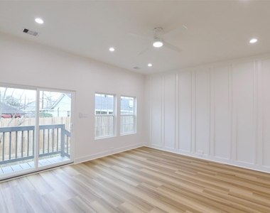 421 E 41st Street - Photo Thumbnail 15