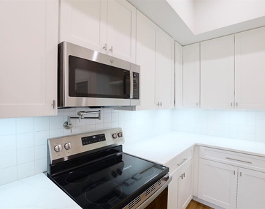 421 E 41st Street - Photo Thumbnail 12