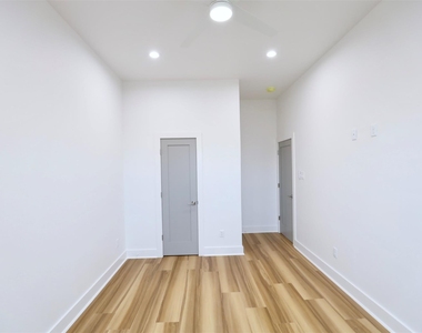 421 E 41st Street - Photo Thumbnail 31