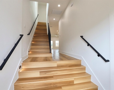 421 E 41st Street - Photo Thumbnail 16