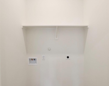 421 E 41st Street - Photo Thumbnail 24