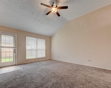 2102 Creekshire Drive - Photo Thumbnail 15