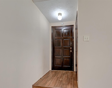 2102 Creekshire Drive - Photo Thumbnail 2