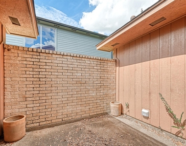 2102 Creekshire Drive - Photo Thumbnail 26