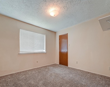 2102 Creekshire Drive - Photo Thumbnail 23