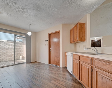 2102 Creekshire Drive - Photo Thumbnail 10