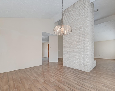 2102 Creekshire Drive - Photo Thumbnail 9