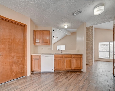 2102 Creekshire Drive - Photo Thumbnail 11