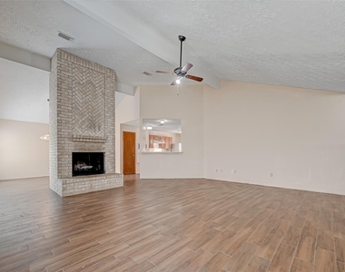 2102 Creekshire Drive - Photo Thumbnail 4