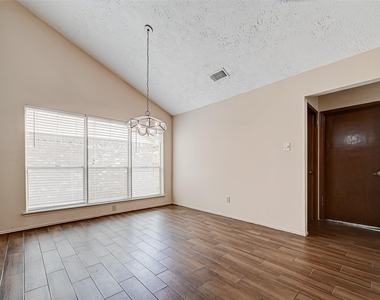 2102 Creekshire Drive - Photo Thumbnail 7