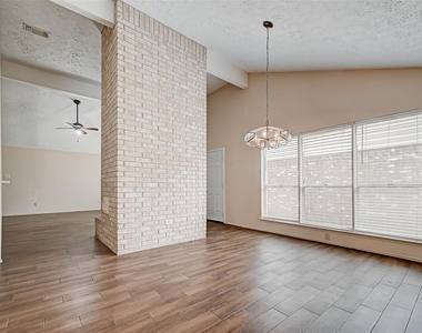 2102 Creekshire Drive - Photo Thumbnail 6