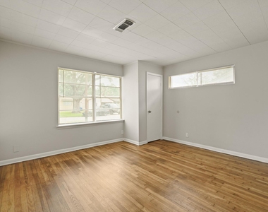 2406 Pomona Drive - Photo Thumbnail 5