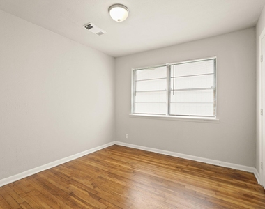 2406 Pomona Drive - Photo Thumbnail 7