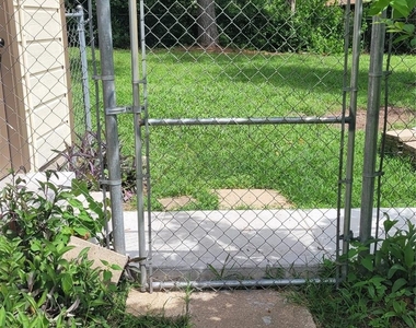 110 Sunset Boulevard - Photo Thumbnail 36