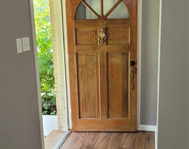 110 Sunset Boulevard - Photo Thumbnail 15