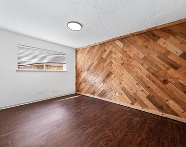 10230 Trade Winds Drive - Photo Thumbnail 14