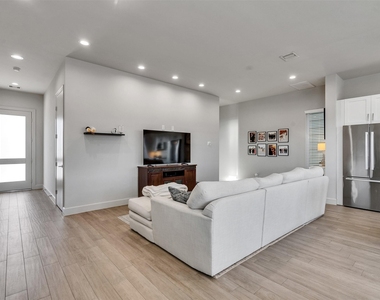 5702 Rucio Lane - Photo Thumbnail 4