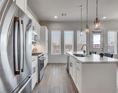 5702 Rucio Lane - Photo Thumbnail 10