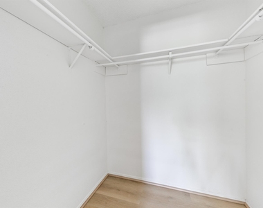 700 Lyle W Avenue - Photo Thumbnail 16