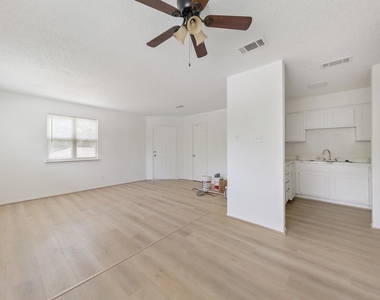 700 Lyle W Avenue - Photo Thumbnail 3