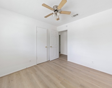 700 Lyle W Avenue - Photo Thumbnail 8