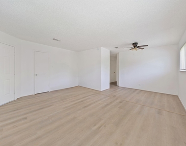 700 Lyle W Avenue - Photo Thumbnail 2