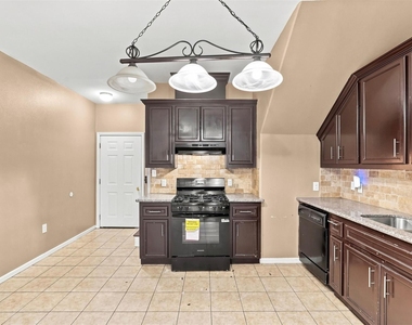 1718 Roxella Street - Photo Thumbnail 9