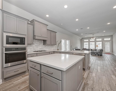 6935 Goldstrum Way - Photo Thumbnail 7