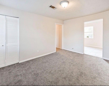 9306 Chesterfield Drive - Photo Thumbnail 4