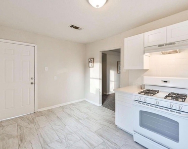 9306 Chesterfield Drive - Photo Thumbnail 11