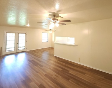 5322 Royal Oak Drive - Photo Thumbnail 4