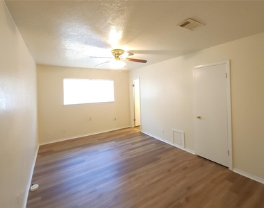 5322 Royal Oak Drive - Photo Thumbnail 9