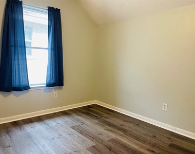6404 Mountain Pines Lane - Photo Thumbnail 9