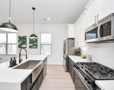 2524 Live Oak Street - Photo Thumbnail 11