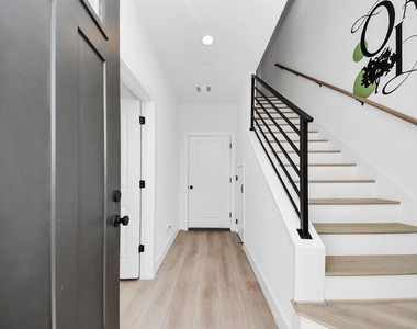 2524 Live Oak Street - Photo Thumbnail 3