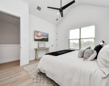 2524 Live Oak Street - Photo Thumbnail 16