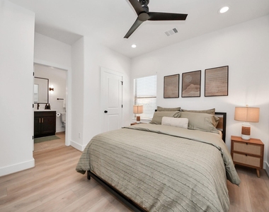2524 Live Oak Street - Photo Thumbnail 21