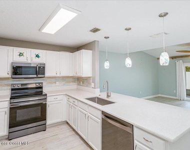 37 Sunset Street - Photo Thumbnail 15