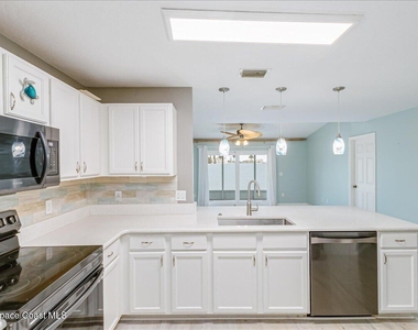 37 Sunset Street - Photo Thumbnail 14